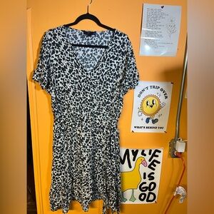 Stylish Black and White Leopard Dress 2X